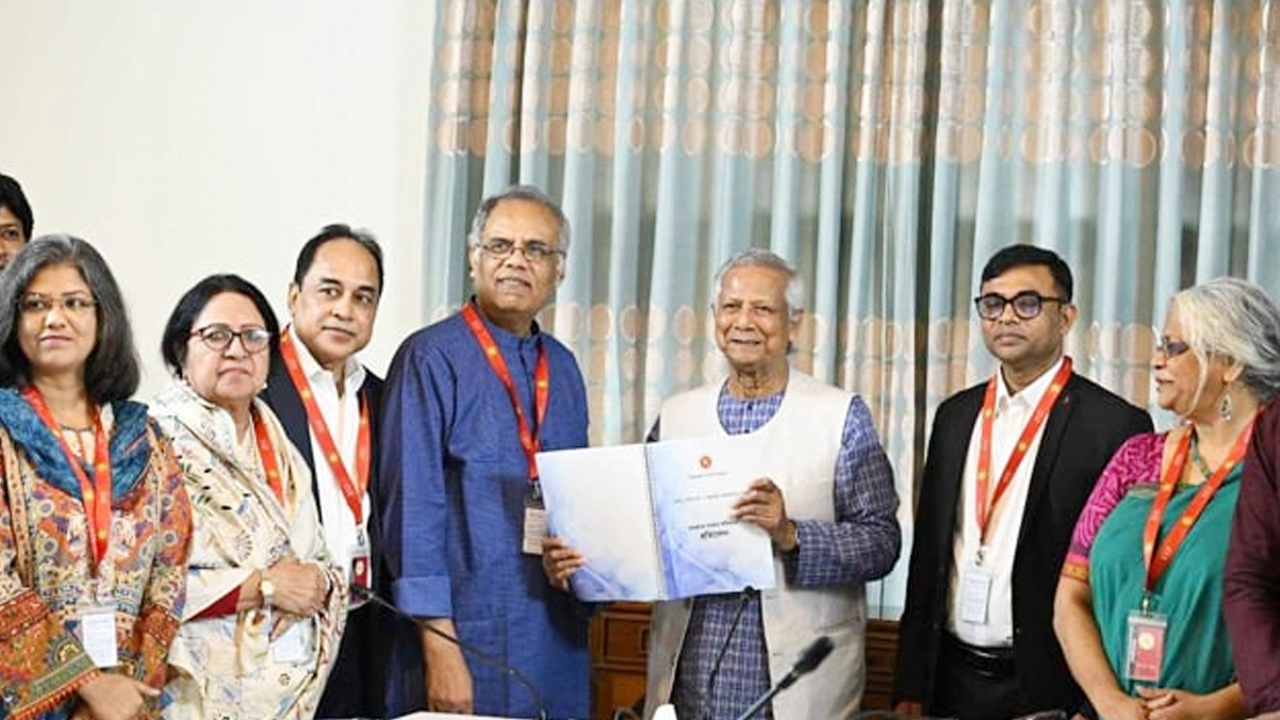 প্রধান উপদেষ্টার কাছে প্রতিবেদন জমা দিয়েছেন গণমাধ্যম সংস্কার কমিশন। ছবি: সংগৃহীত