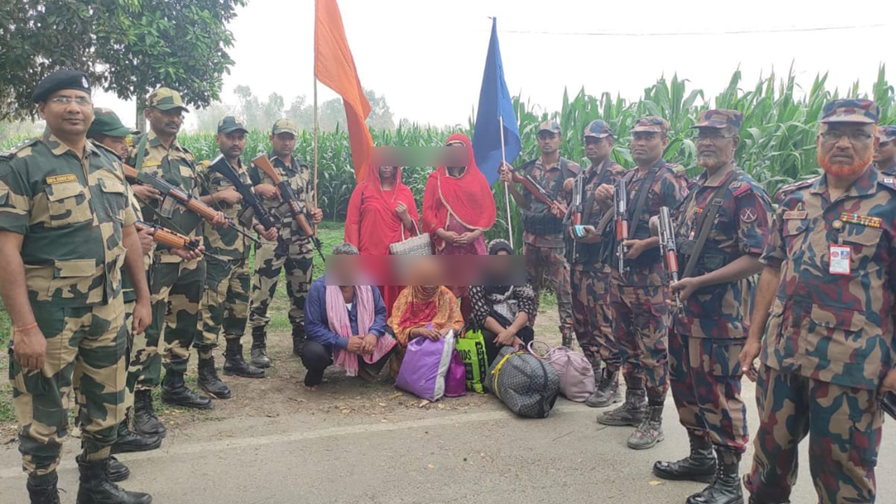 দহগ্রাম সীমান্তে দিয়ে আটক বাংলাদেশিকে ফেরত দিয়েছে বিএসএফ। ছবি : কালবেলা