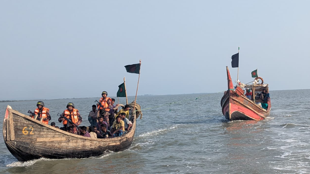 ডুবে যাওয়া নৌকা থেকে রোহিঙ্গাদের উদ্ধার করে বিজিবি। ছবি : কালবেলা