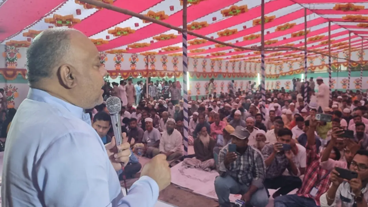 ধামরাইয়ের সোমভাগ ইউনিয়ন বিএনপির দোয়া ও ইফতার মাহফিলে বক্তব্য রাখেন ইয়াছিন ফেরদৌস মুরাদ। ছবি : কালবেলা