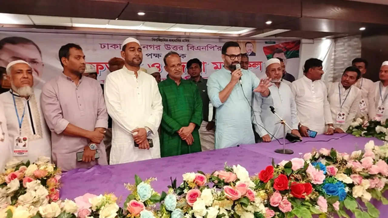 দুস্থ অসহায় মানুষের মাঝে ঈদ উপহারসামগ্রী ও ইফতার বিতরণকালে বক্তব্য রাখেন আমিনুল হক। ছবি : কালবেলা