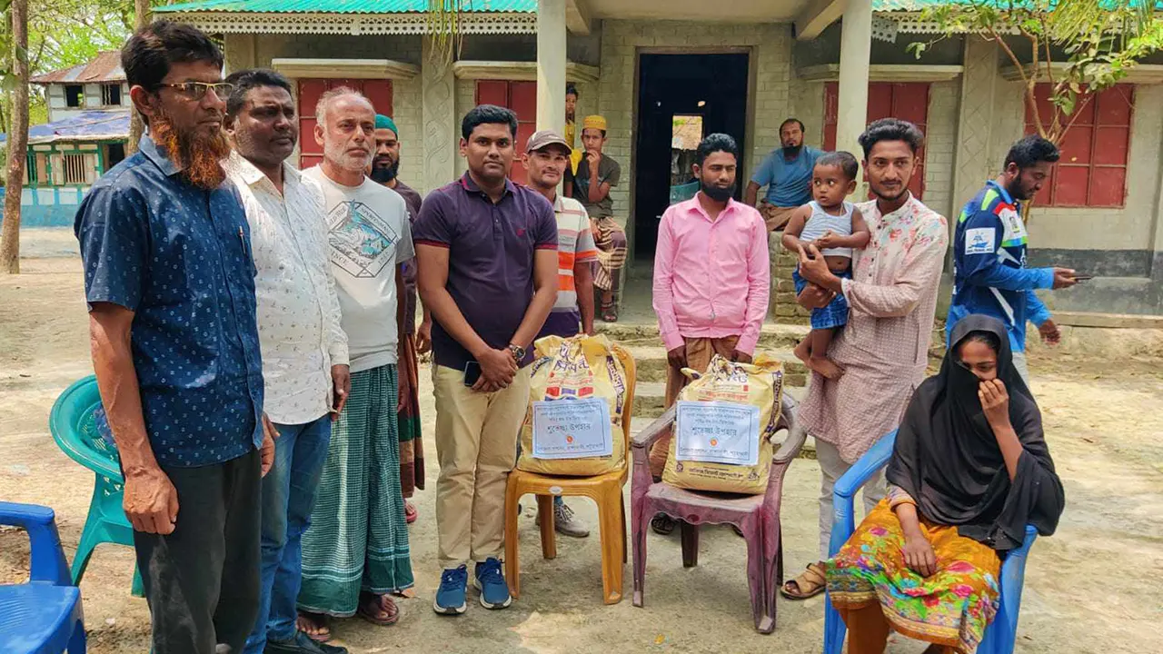 শাহ্ জামাল ভূঁইয়ার বাড়িতে ঈদ উপহার নিয়ে ইউএনও। ছবি : কালবেলা