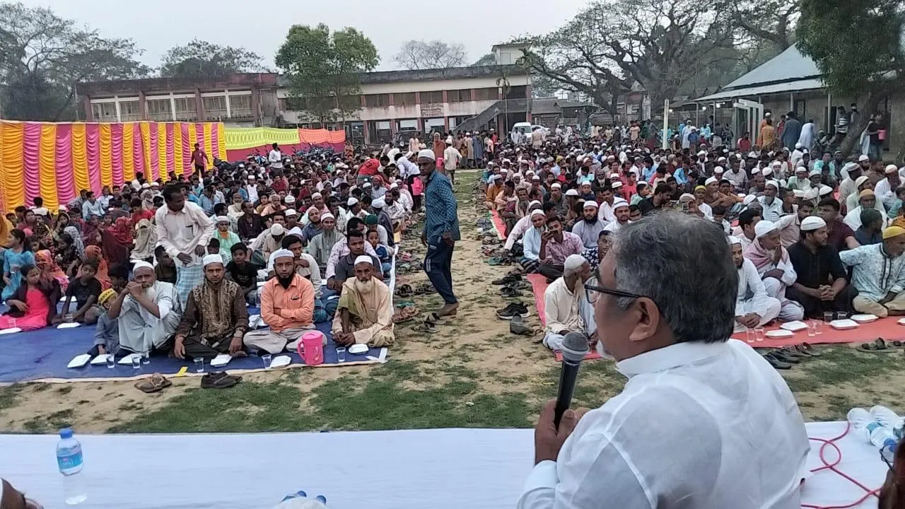 ময়মনসিংহের হালুয়াঘাট উপজেলার আমতলী ইউনিয়নের বাহিরশিমুল বাজারে ইফতার মাহফিলে কথা বলেন এমরান সালেহ প্রিন্স। ছবি : কালবেলা