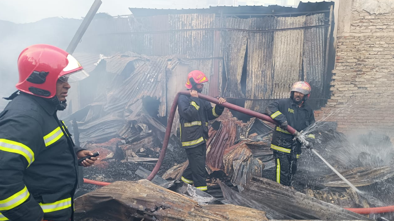 আগুন নিয়ন্ত্রণে কাজ করছেন ফায়ার সার্ভিসের কর্মীরা। ছবি : সংগৃহীত