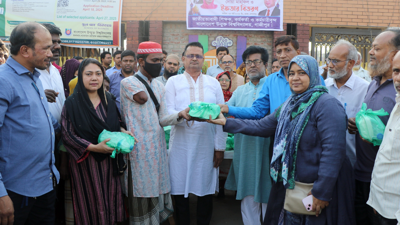 ইফতার বিতরণকালে বাউবির  শিক্ষক, কর্মকর্তা ও কর্মচারীরা। ছবি : সংগৃহীত