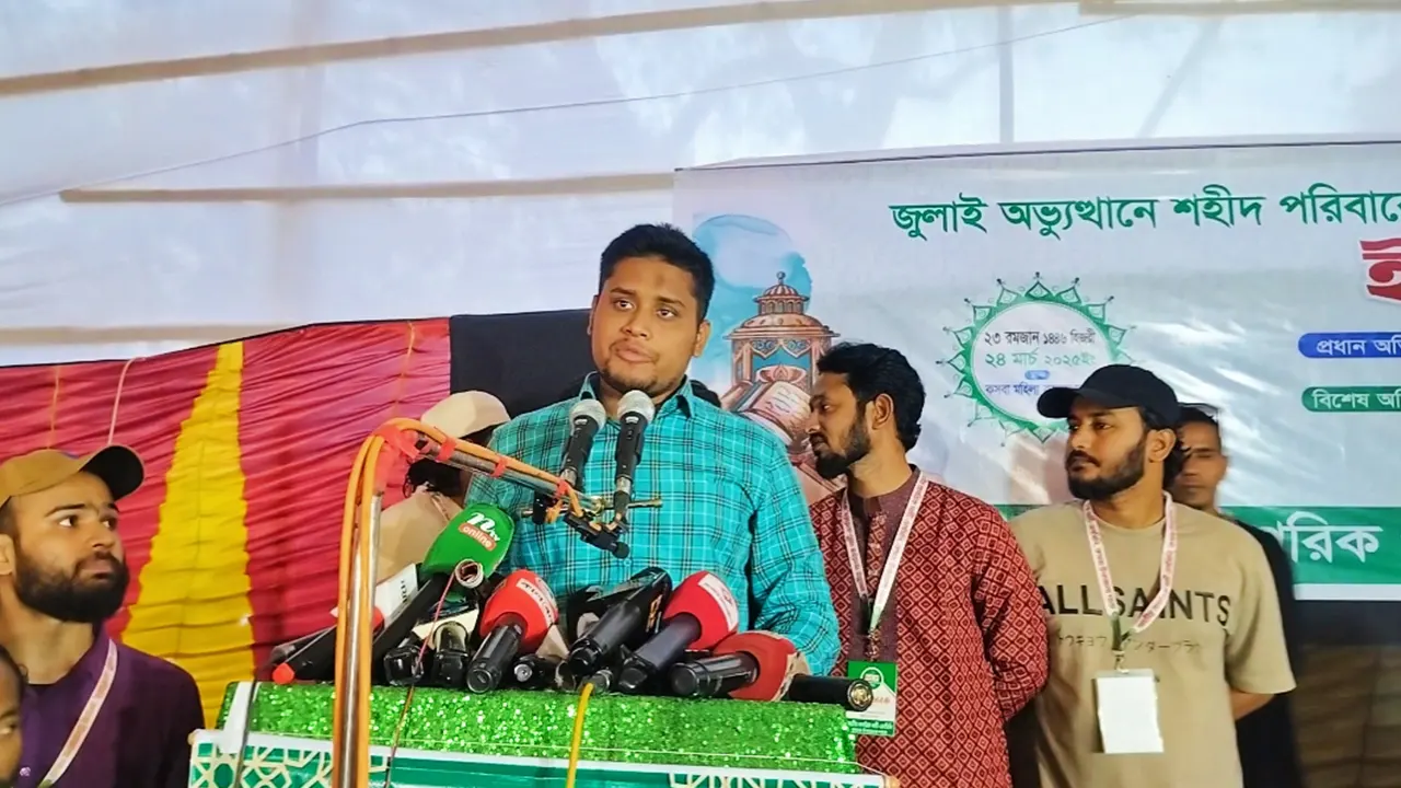 ব্রাহ্মণবাড়িয়ার কসবায় ইফতার মাহফিলে বক্তব্য দেন হাসনাত আব্দুল্লাহ। ছবি : কালবেলা