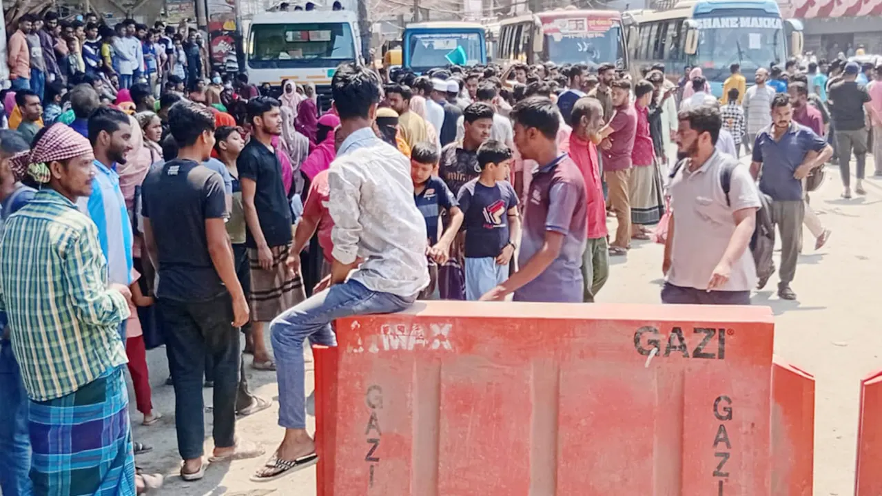 বেতন-বোনাসের দাবিতে চট্টগ্রামের সড়কে শ্রমিকরা। ছবি : কালবেলা