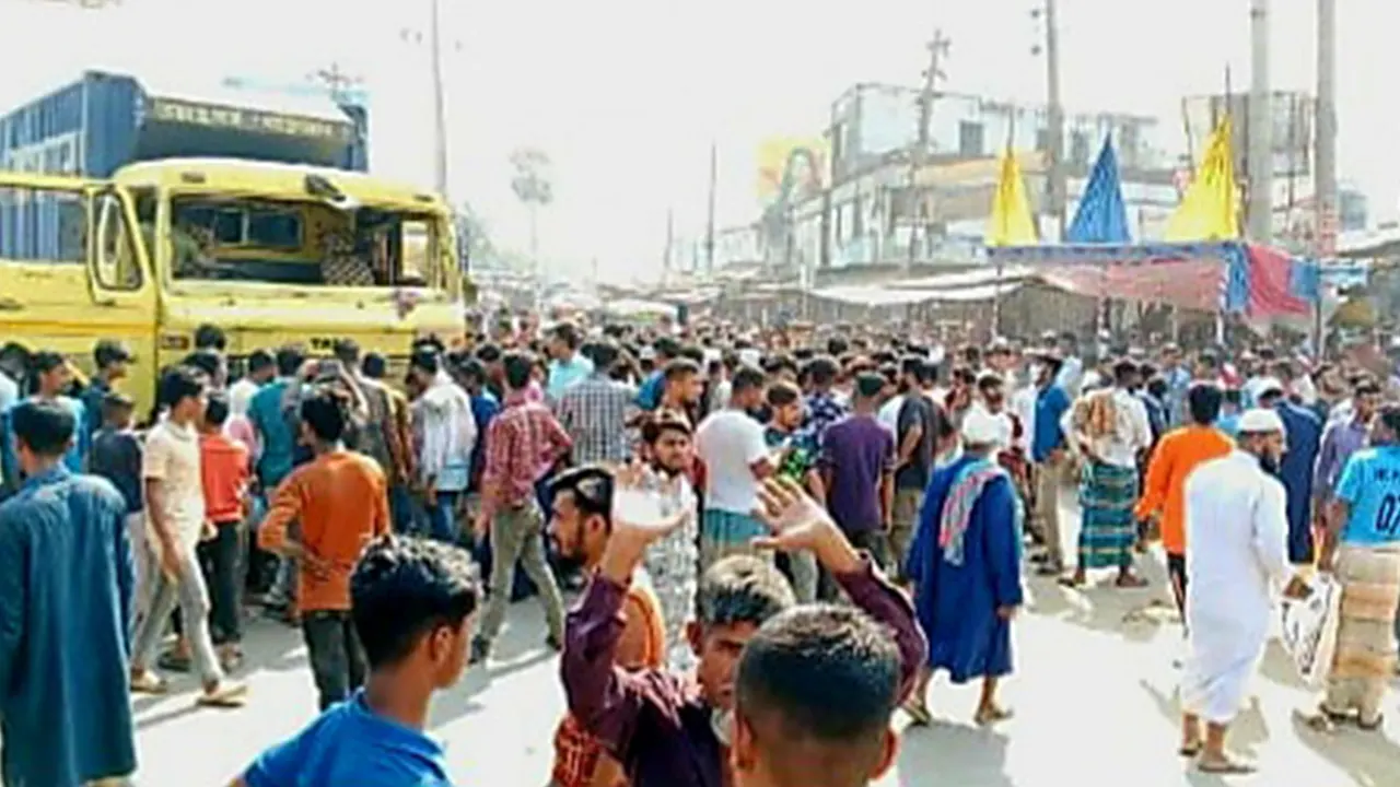 ময়মনসিংহ নগরীতে কাভার্ডভ্যানচাপায় স্বামী-স্ত্রী নিহতের ঘটনাস্থলের চিত্র। ছবি : কালবেলা