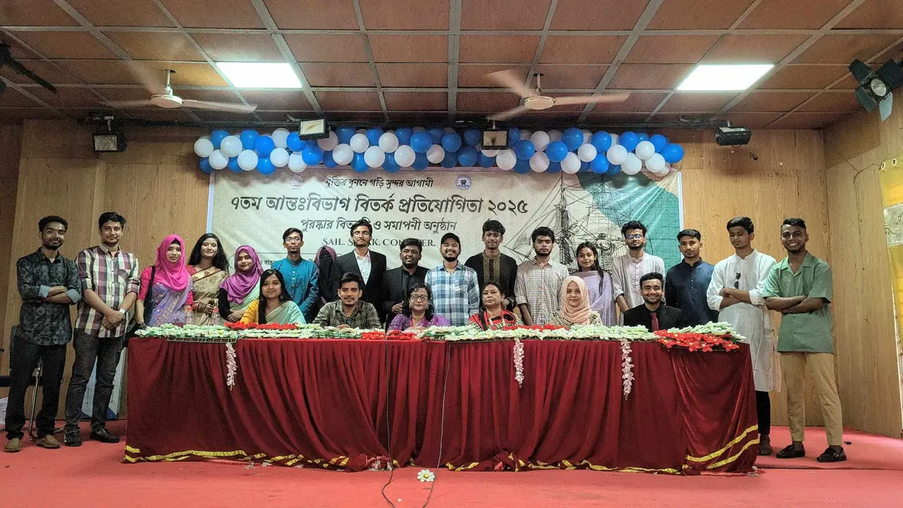 কলেজের অডিটোরিয়ামে আয়োজিত অনুষ্ঠানে সংগঠনটির পরিচালক অধ্যাপক সায়মা ফিরোজ নবনির্বাচিত কমিটির নাম ঘোষণা করেন। ছবি : সংগৃহীত