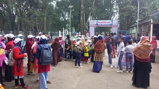 শীতে শিক্ষার্থীদের সাড়ে তিন ঘণ্টা বসিয়ে রাখলেন অতিথিরা