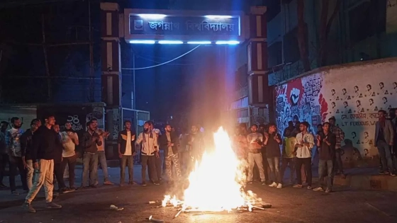 জবির প্রধান ফটকের সামনে আগুন জ্বালিয়ে বিক্ষোভ ছাত্রদলের পদবঞ্চিতদের